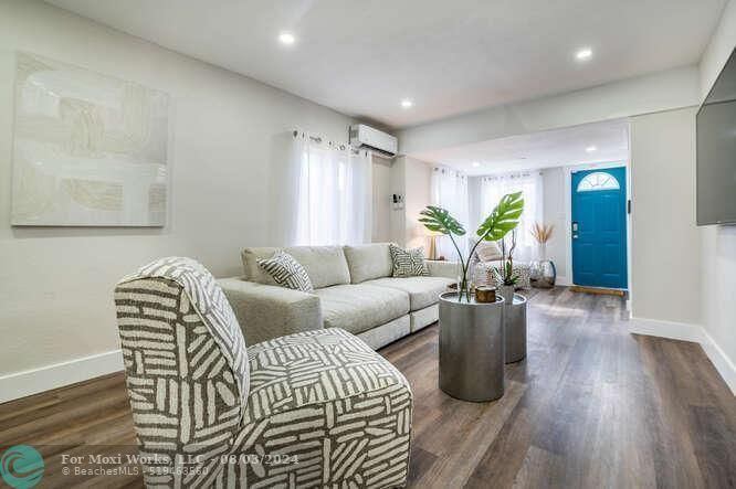 Property Photo:  919 NE 37th St  FL 33334 