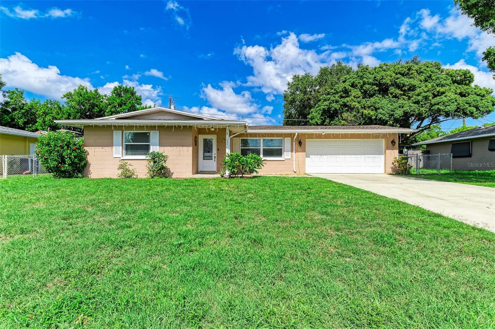 Property Photo:  3006 Norwich Drive W  FL 34205 