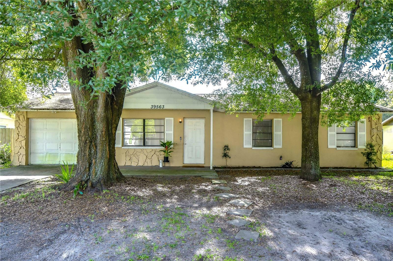 Property Photo:  39563 Meadowood Loop  FL 33542 