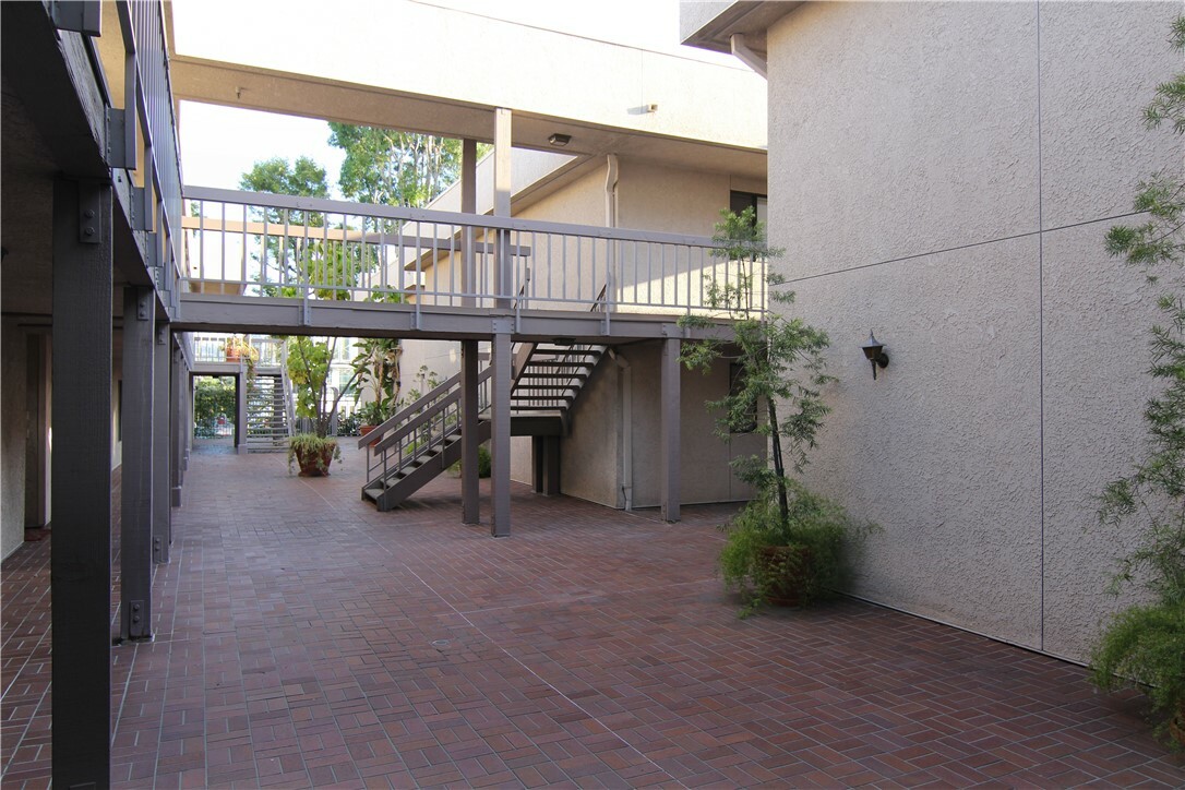 Property Photo:  15207 Magnolia Boulevard 123  CA 91403 