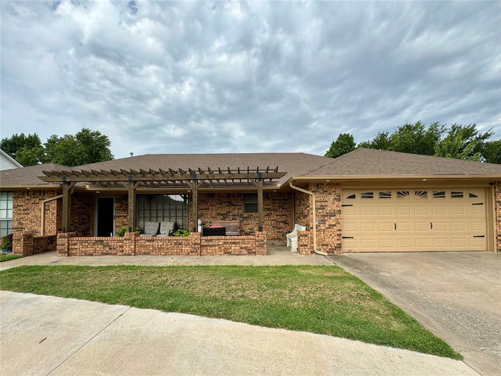 Property Photo:  304 Flanders Drive  OK 73018 