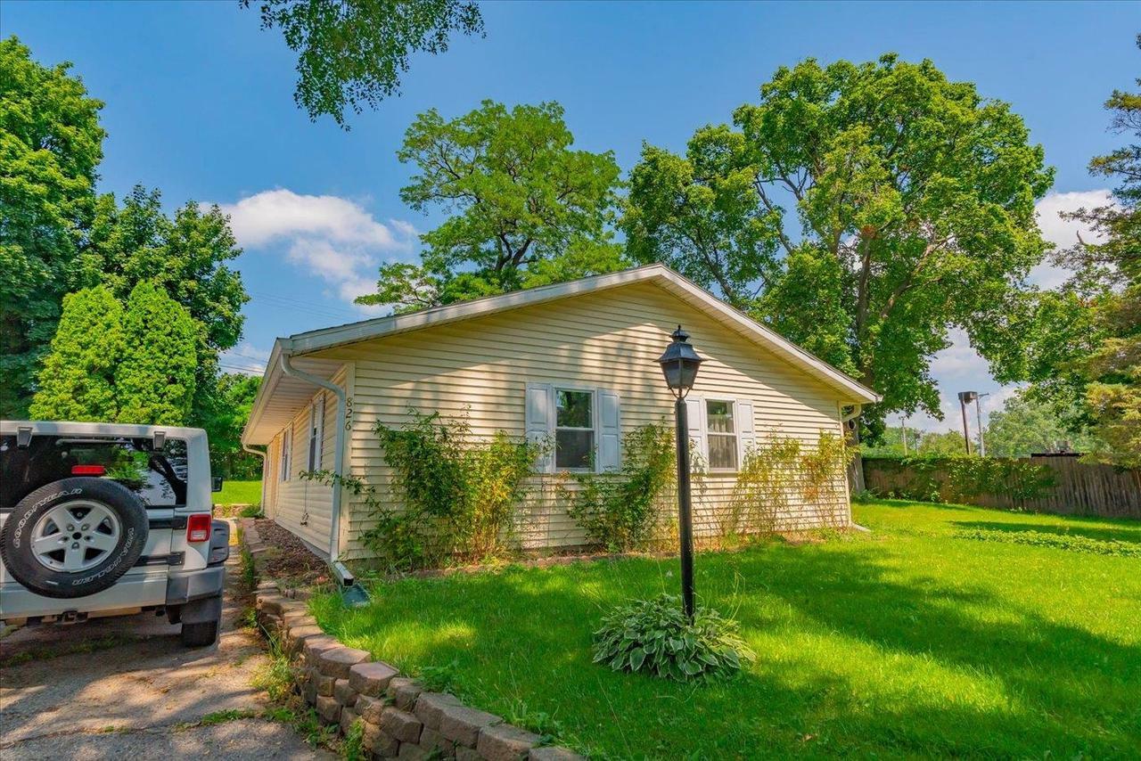 Property Photo:  826 Burr Oak Lane  WI 53713 