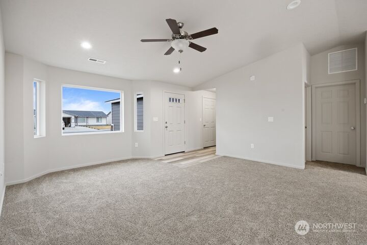 Property Photo: 1027 E Cascade Street WA 99344