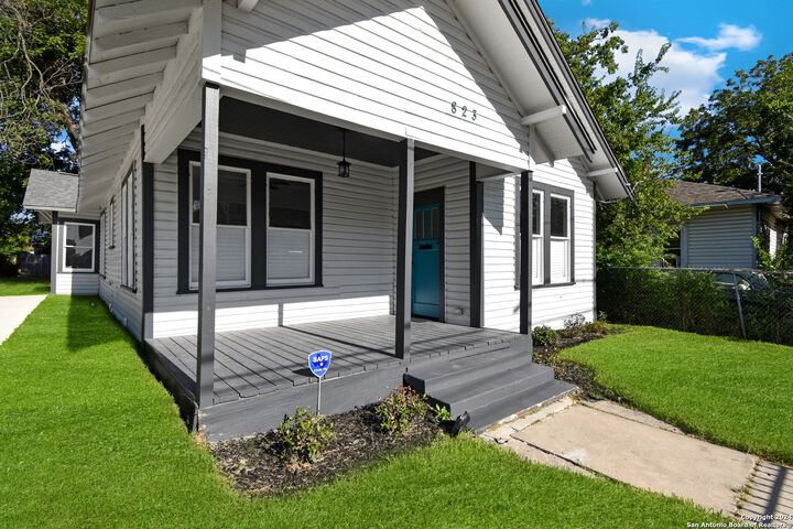 Property Photo: 823 N Palmetto TX 78202