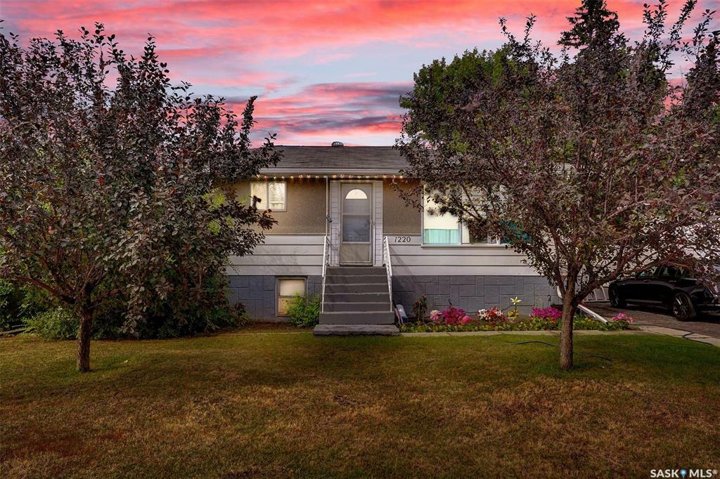Property Photo: 1220 Dewdney Avenue E SK S4N 0E3