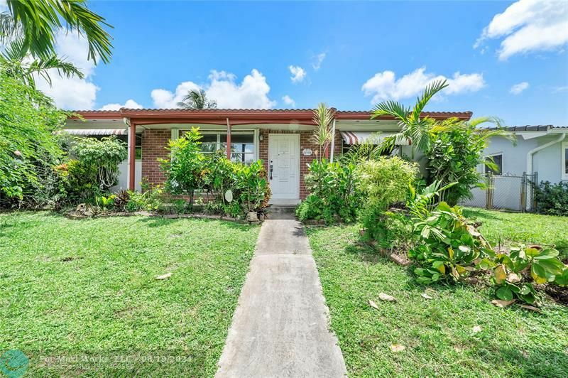 Property Photo:  1919 N 38th Ave  FL 33021 