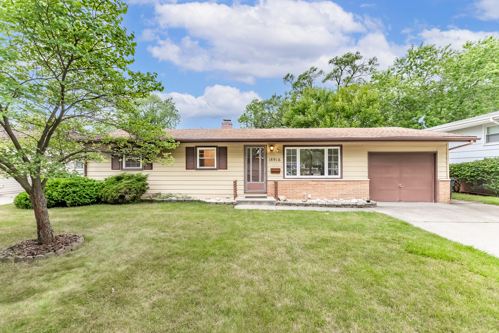 Property Photo:  18916 Greenbay Avenue  IL 60438 