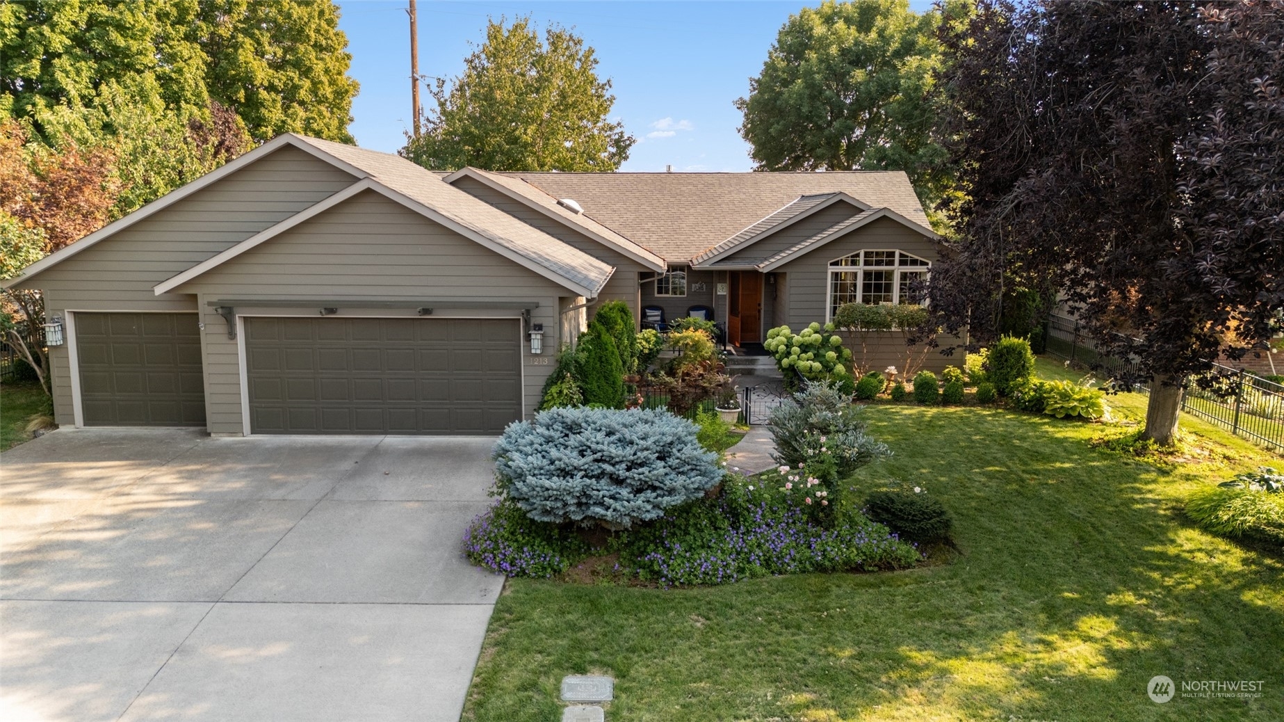 Property Photo:  1213 Southview Drive  WA 99362 