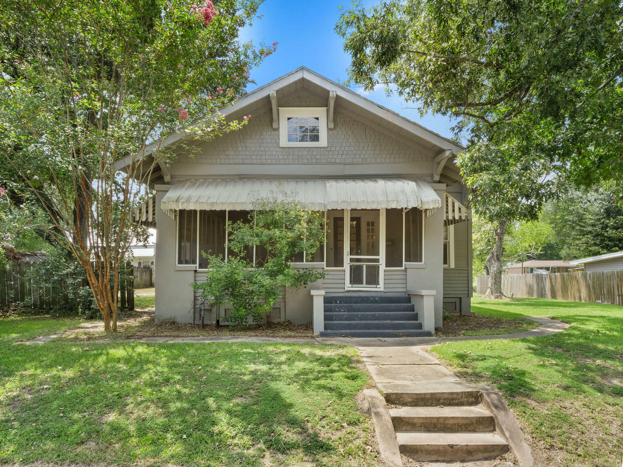 Property Photo:  204 N 1st St  LA 71446 