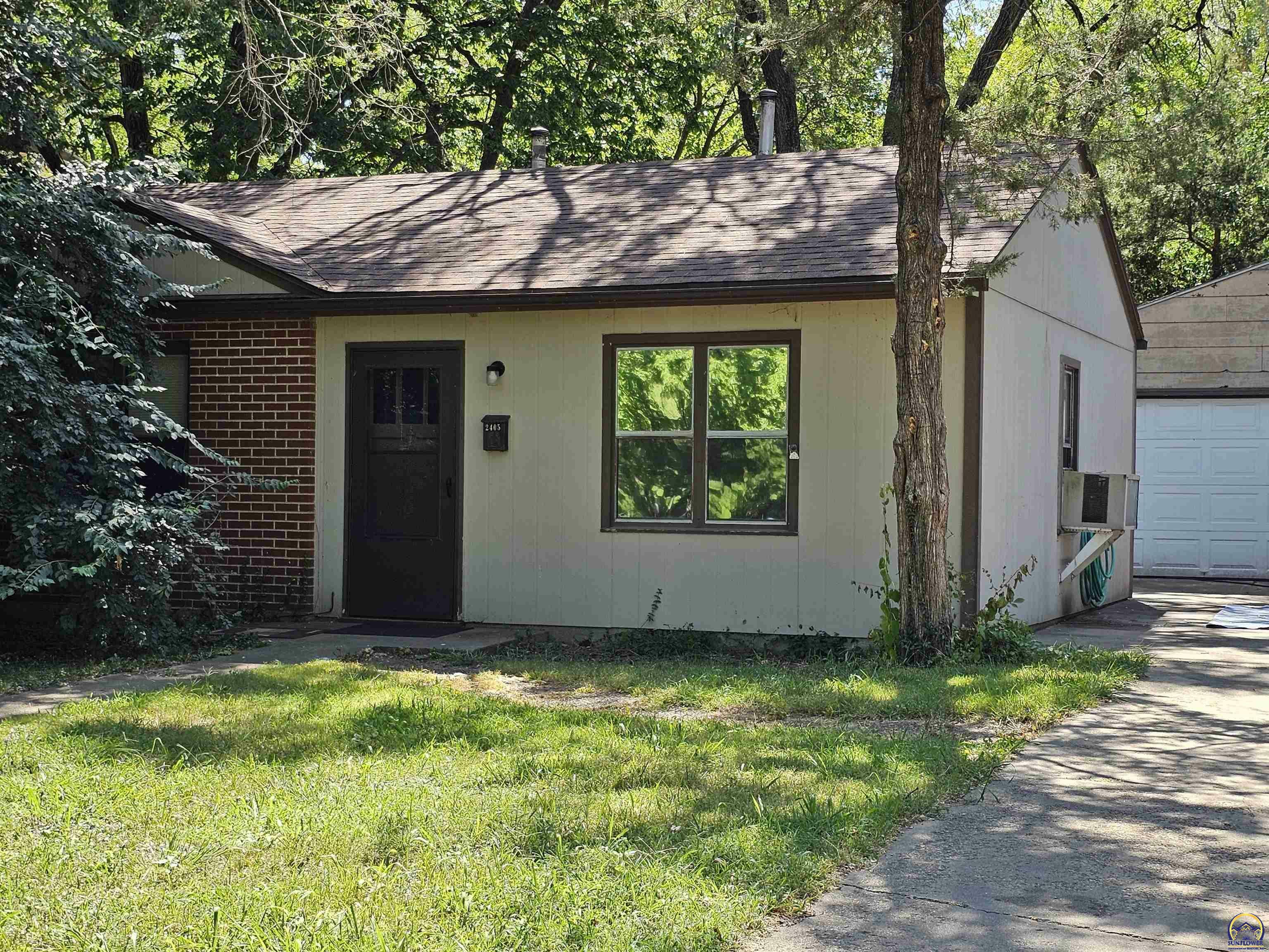 Property Photo:  2405 SW Edgewater Ter  KS 66614 