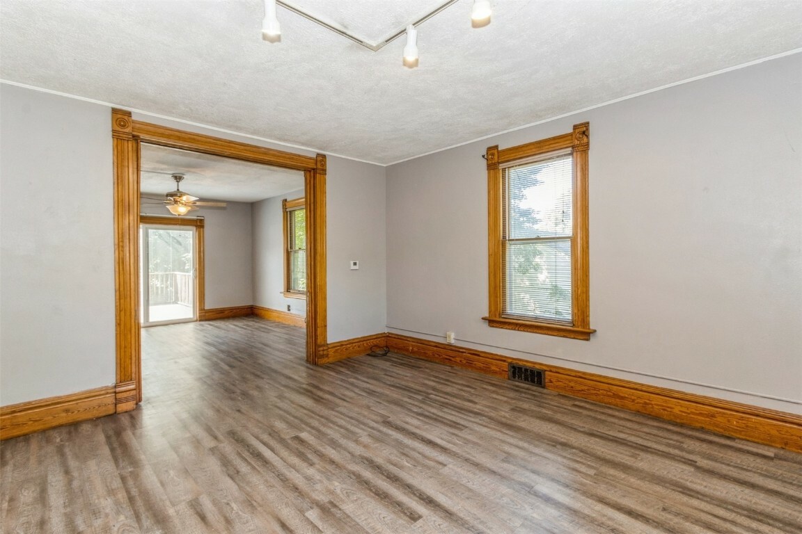 Property Photo:  713 Ronalds Street  IA 52245 