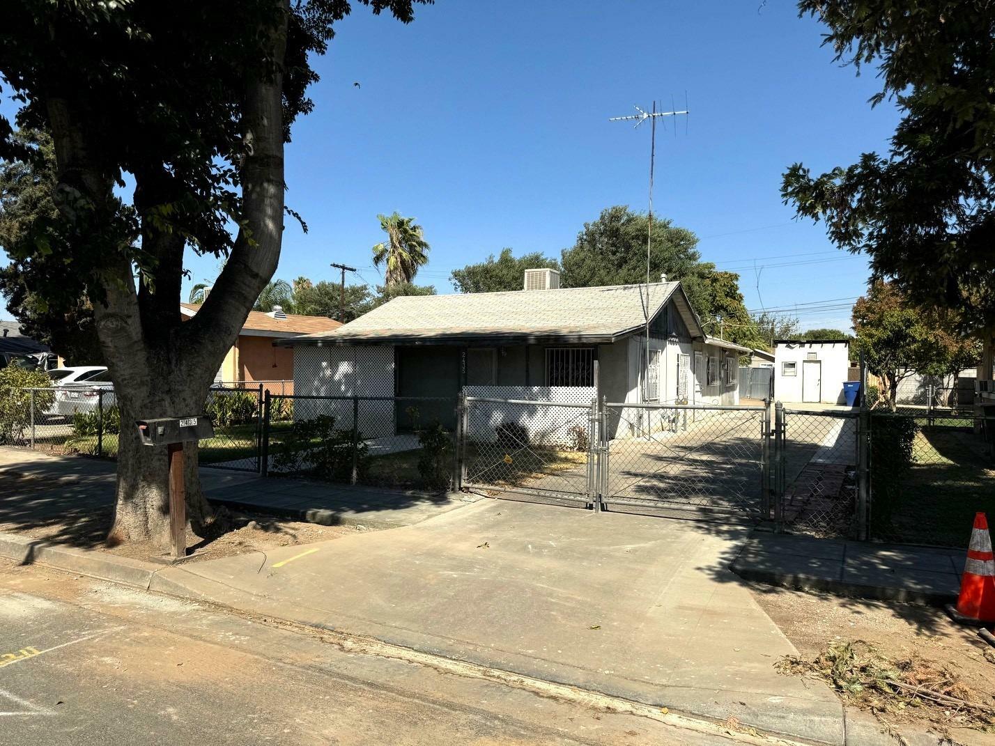 Property Photo:  2435 S Price Avenue  CA 93725 