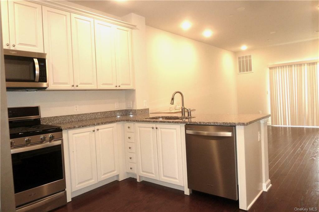 Property Photo:  15 Dickinson Place 3715  NY 10512 