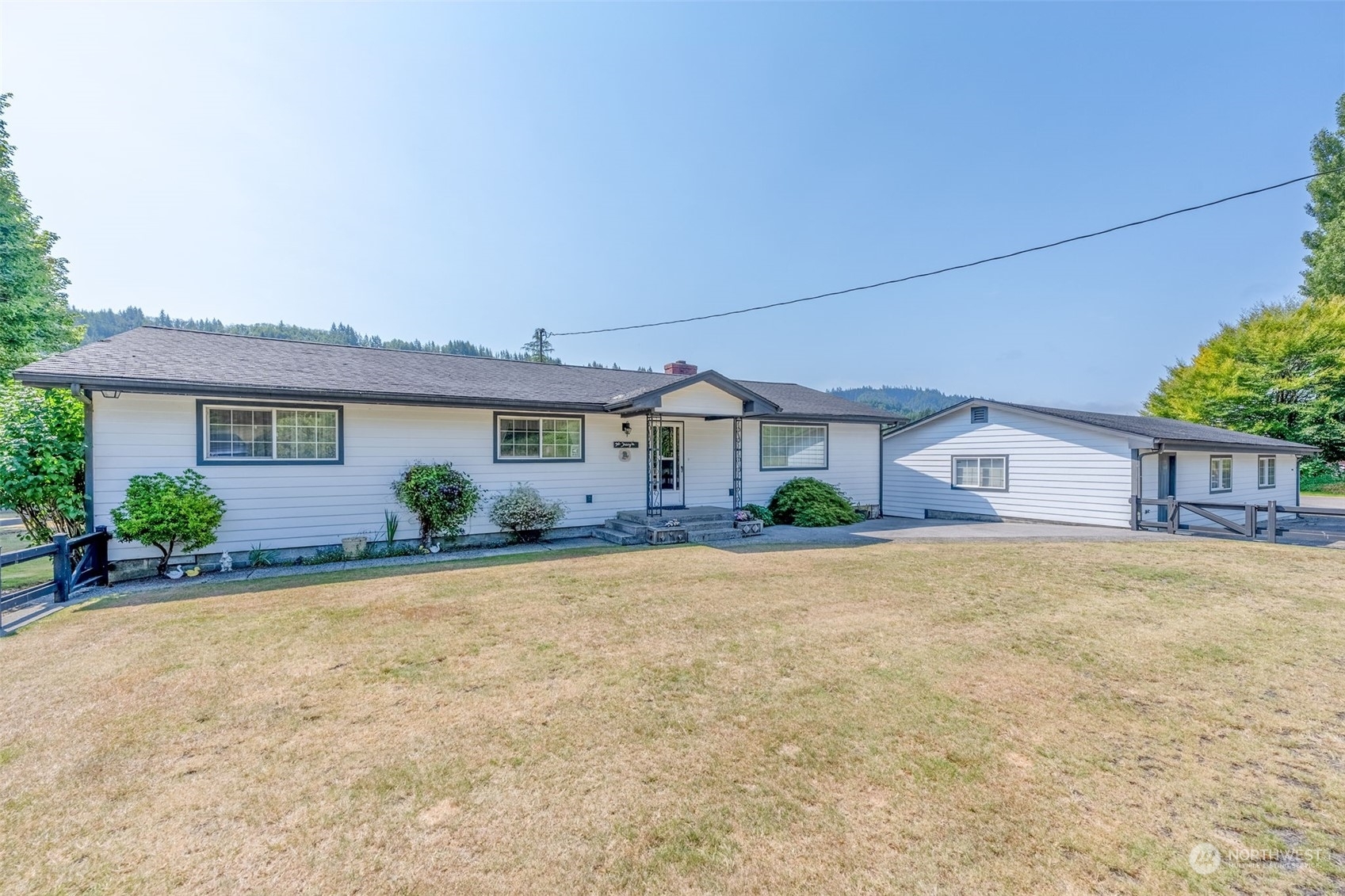 Property Photo:  628 E Valley Road  WA 98647 