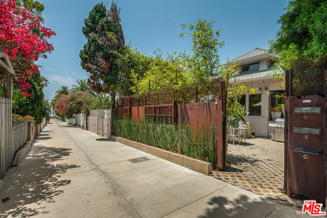 Property Photo:  43   Dudley Ave  CA 90291 