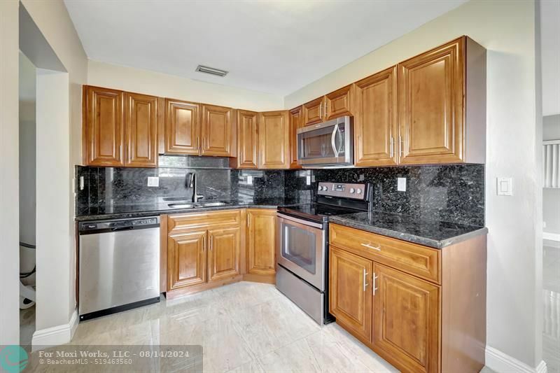 Property Photo:  600 NE 57th Ct  FL 33334 