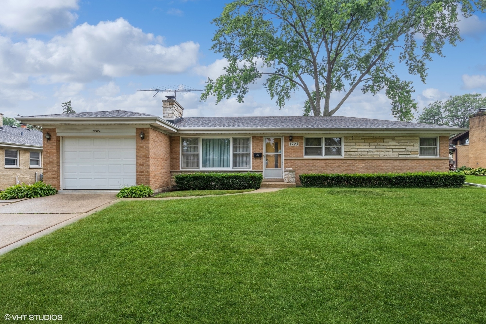 Property Photo:  1723 W Estates Drive  IL 60056 