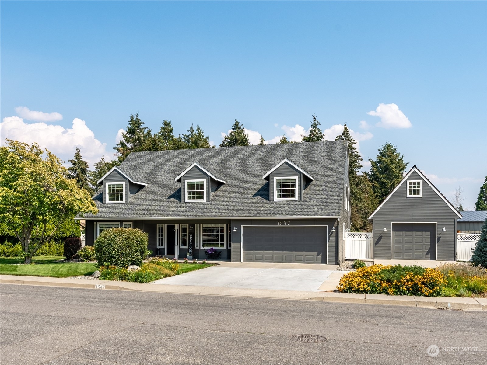 Property Photo:  1547 Elmwood St  WA 98801 