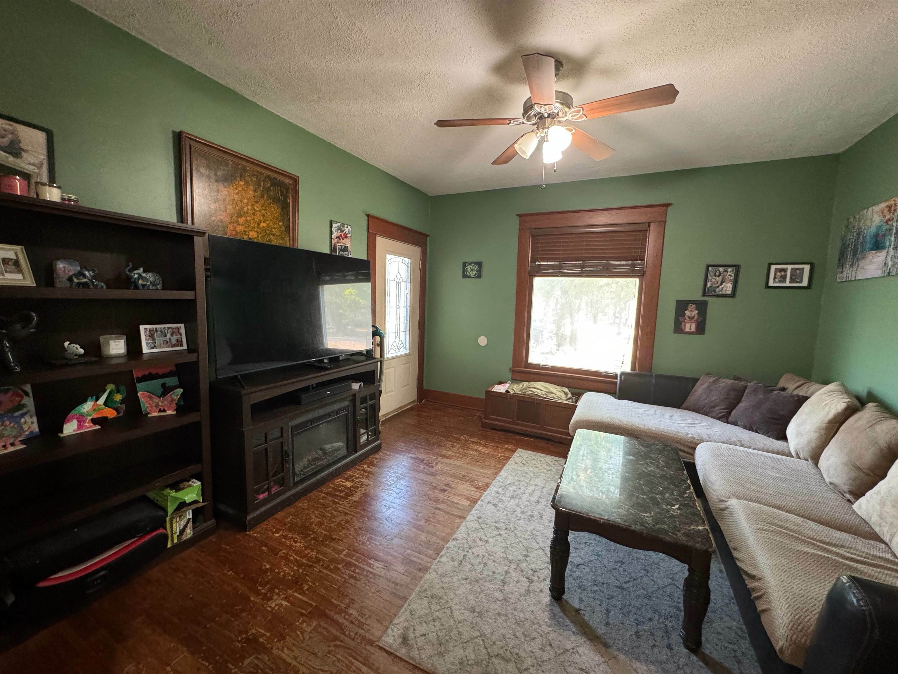 Property Photo:  422 E 8th St  KS 67114 