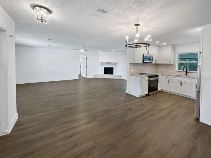 Property Photo: 1530 Lamplighter Way FL 32818