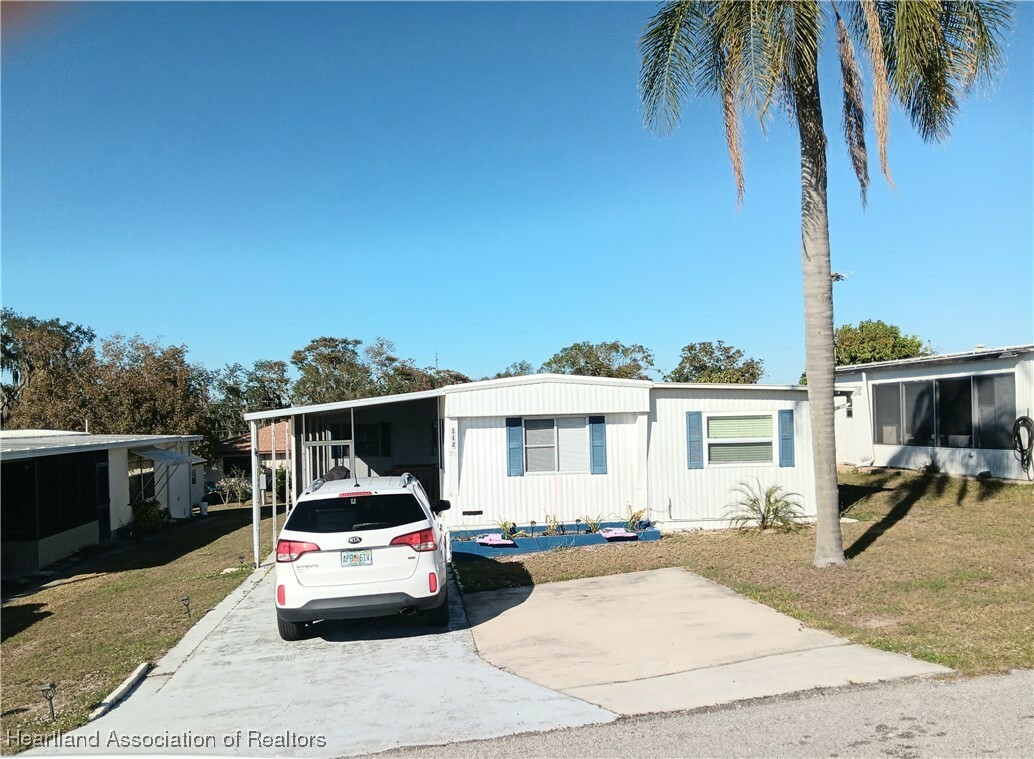 Property Photo: 112 Wesley Way FL 33852