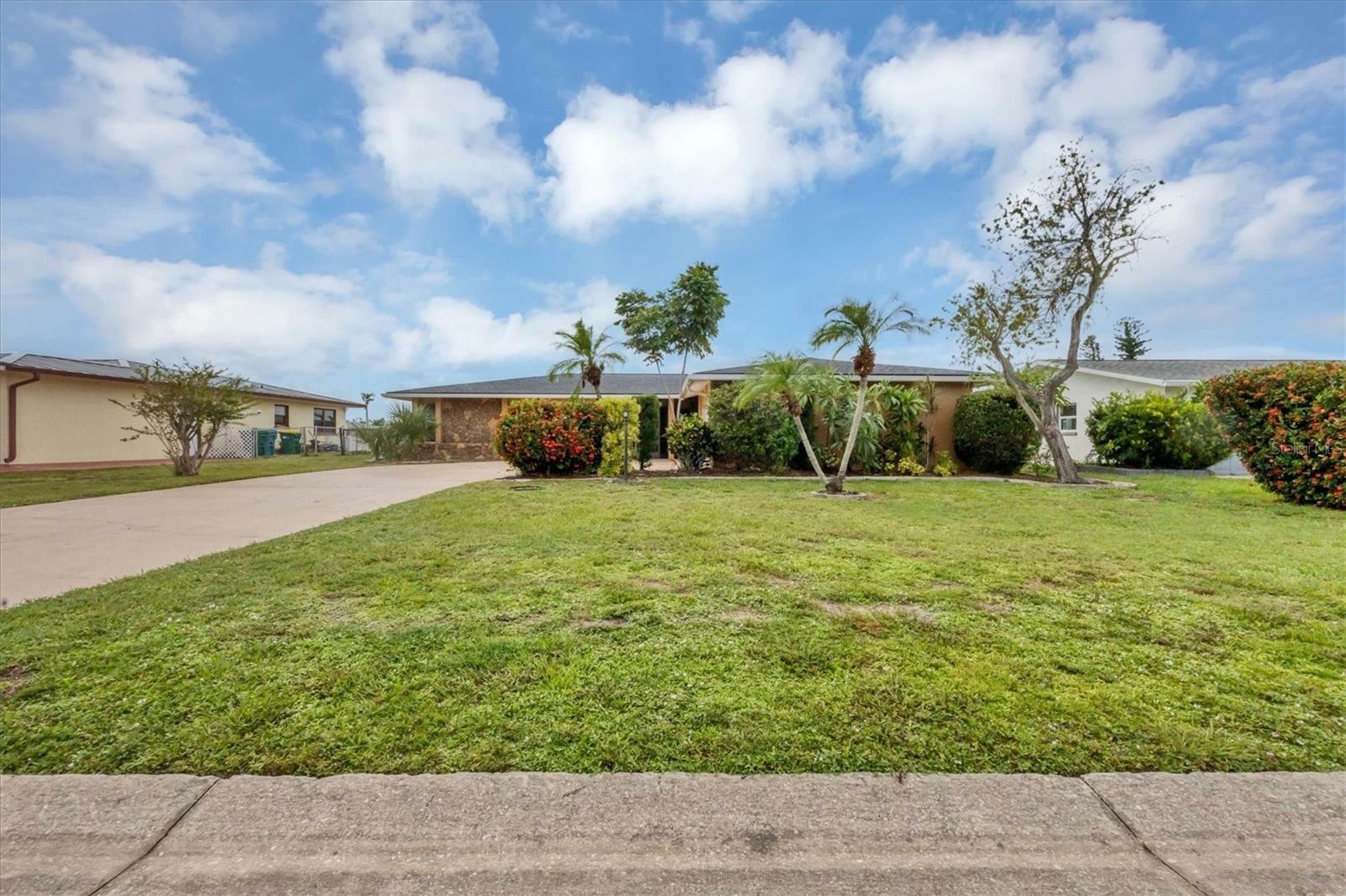 Property Photo:  18 Annapolis Lane  FL 33947 