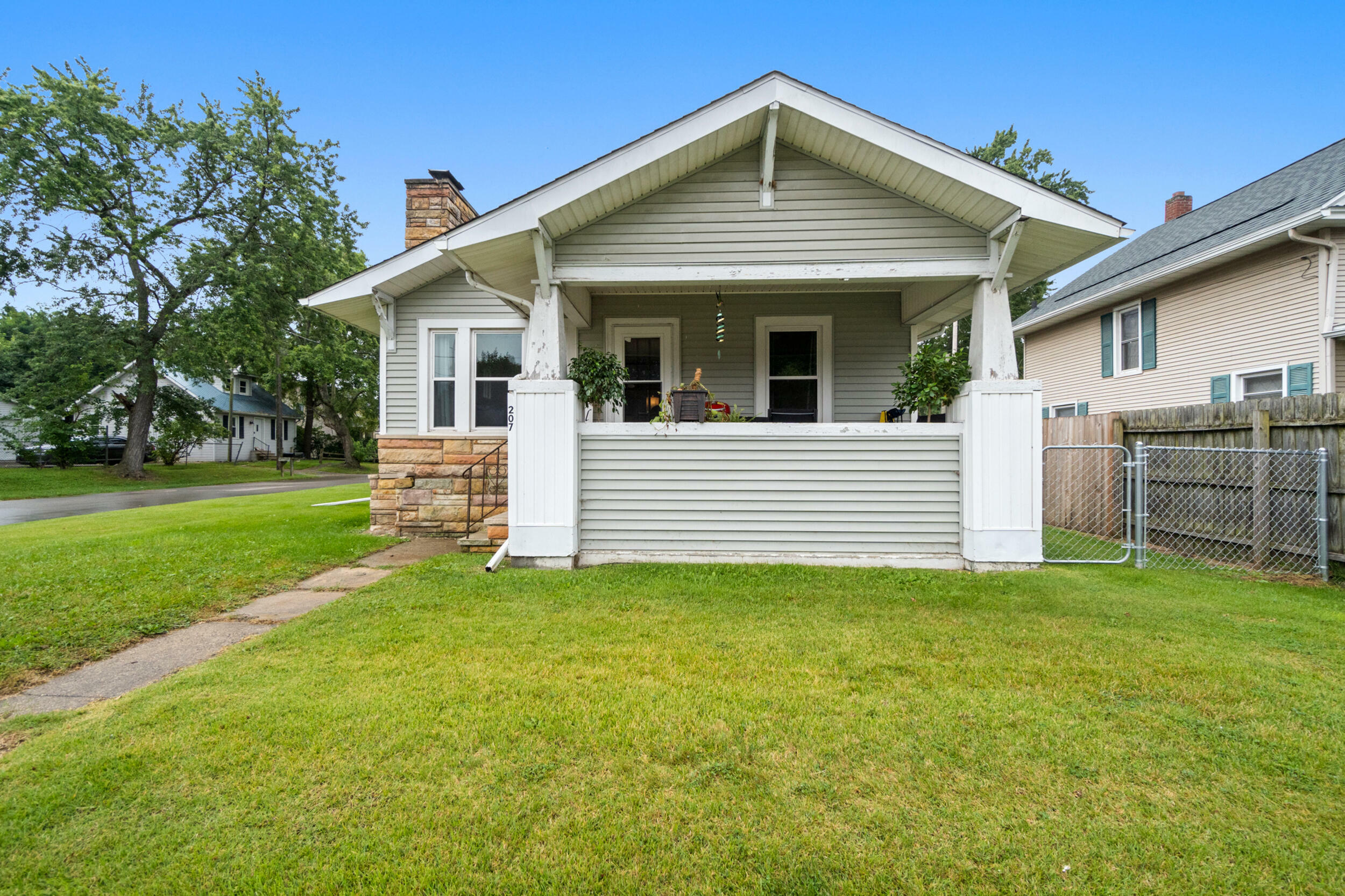 Property Photo:  207 E McDevitt Avenue  MI 49203 