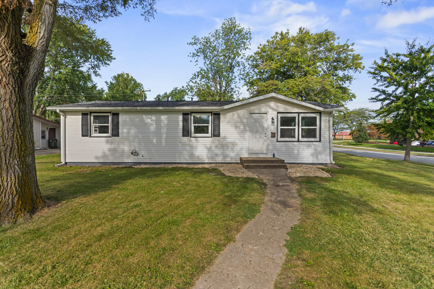 Property Photo: 901 Rainbow View Drive IL 61802