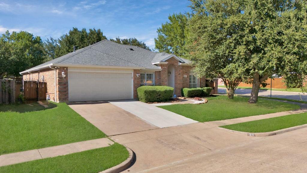 Property Photo:  211 Crestview Drive  TX 76018 