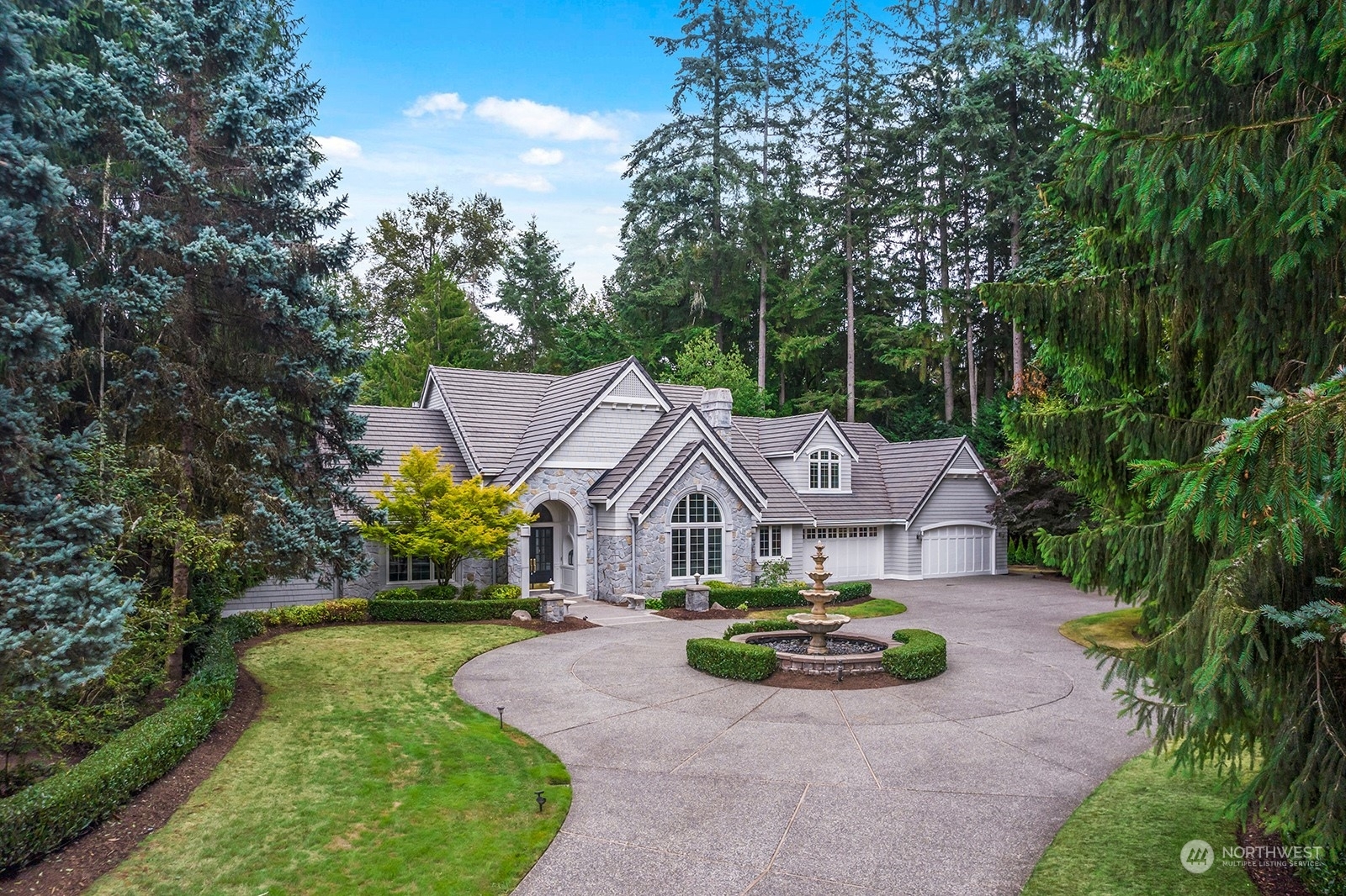 Property Photo:  822 Windsor Drive SE  WA 98074 