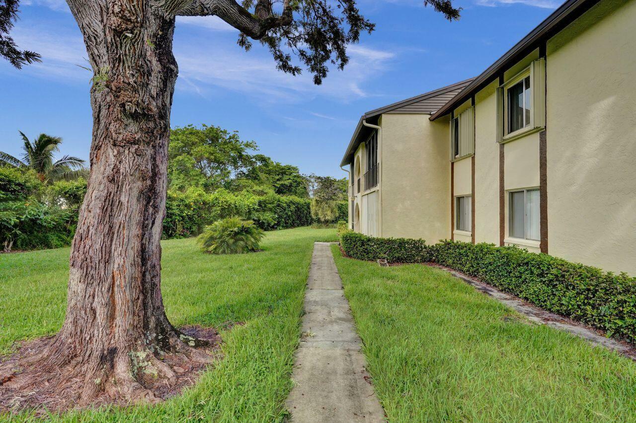 Property Photo:  5900 Whispering Pine Way B-2  FL 33463 