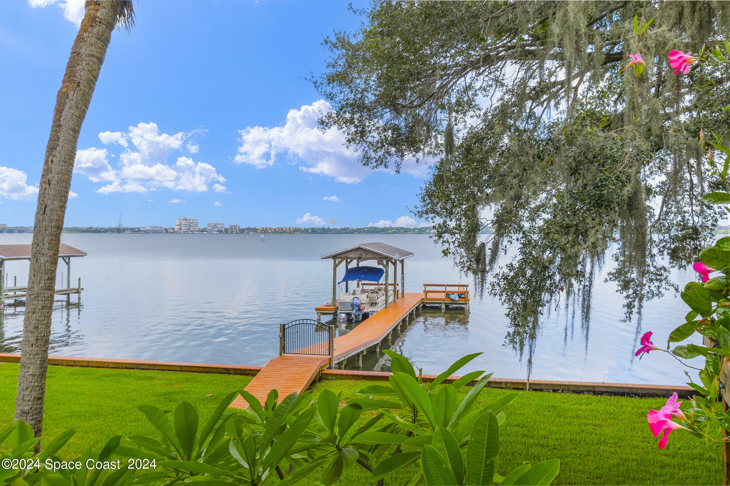 Property Photo:  555 Robin Hood Drive  FL 32953 