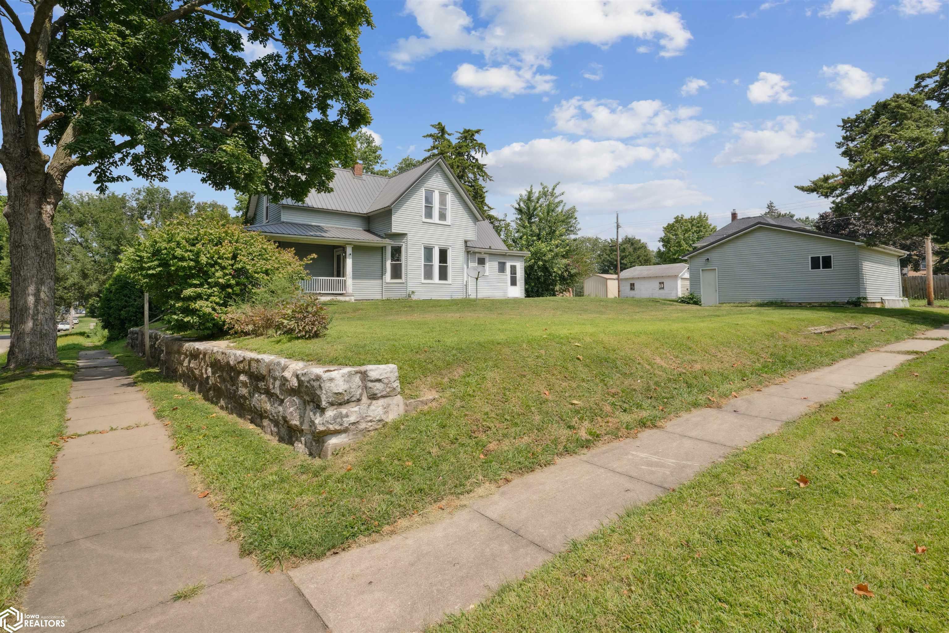 Property Photo:  914 S 13th Street  IA 52601 