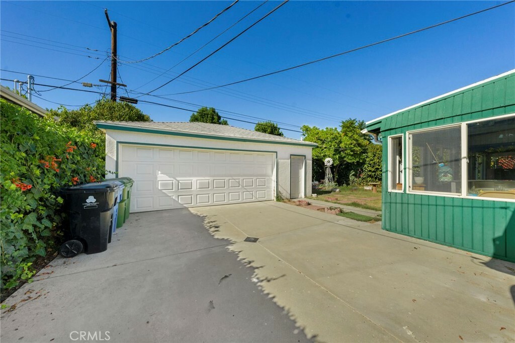 Property Photo:  17413 Tiara Street  CA 91316 