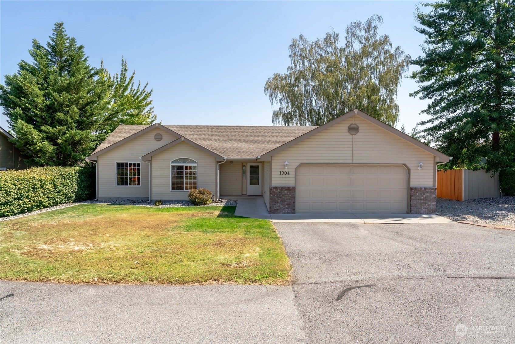 Property Photo: 1904 Grandview Loop WA 98801