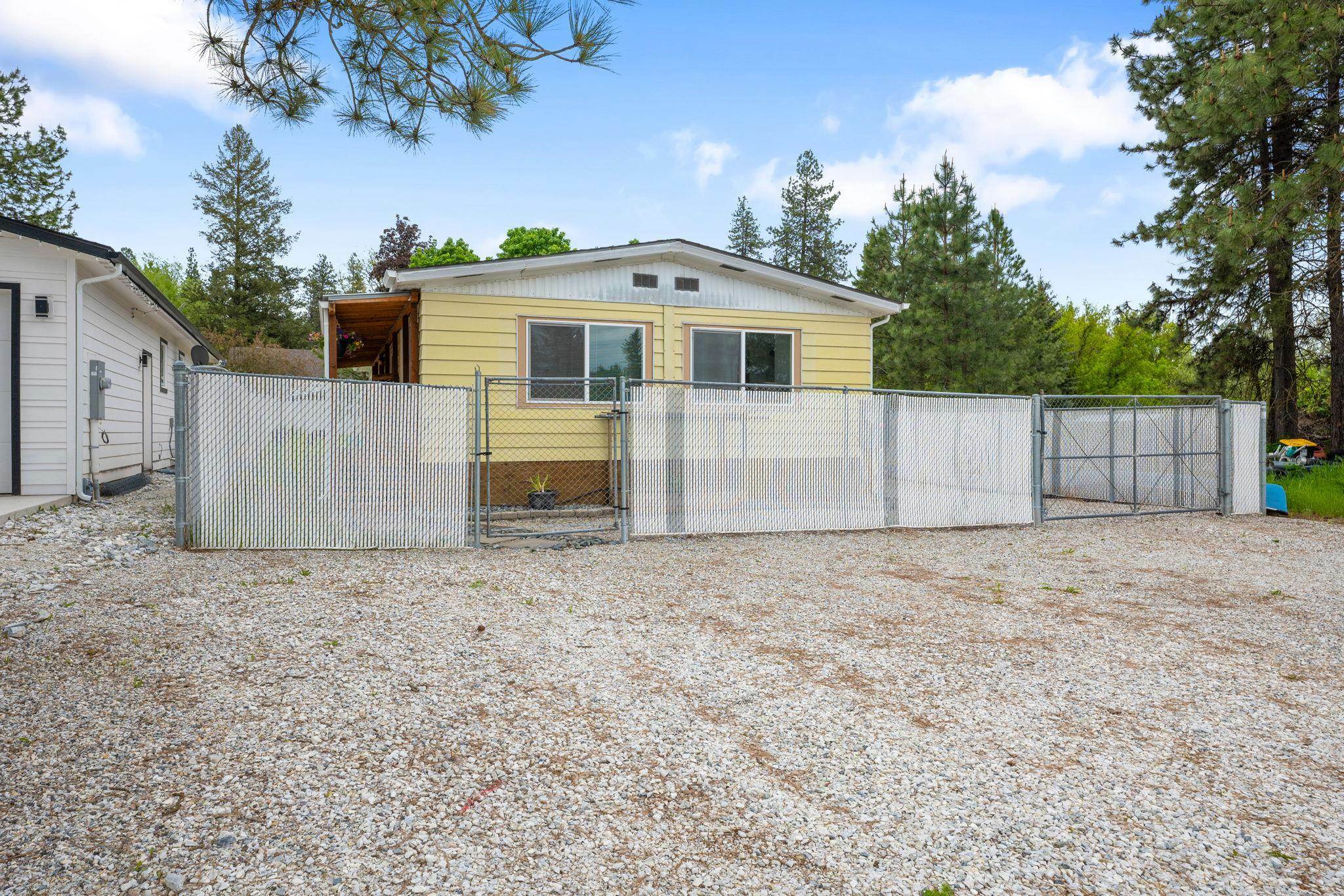 Property Photo:  612 N 2nd St  WA 99173 