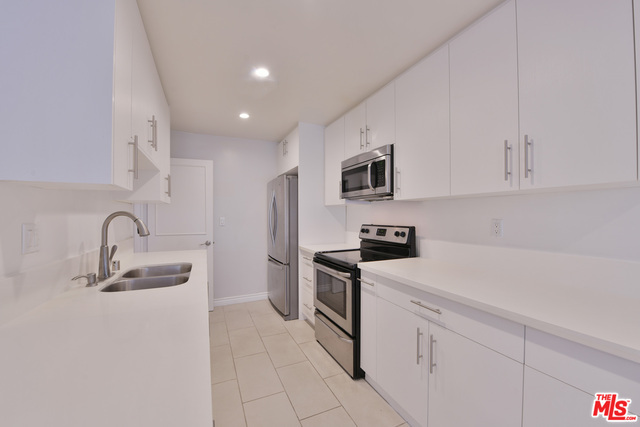 Property Photo:  136 S Palm Dr 105  CA 90212 