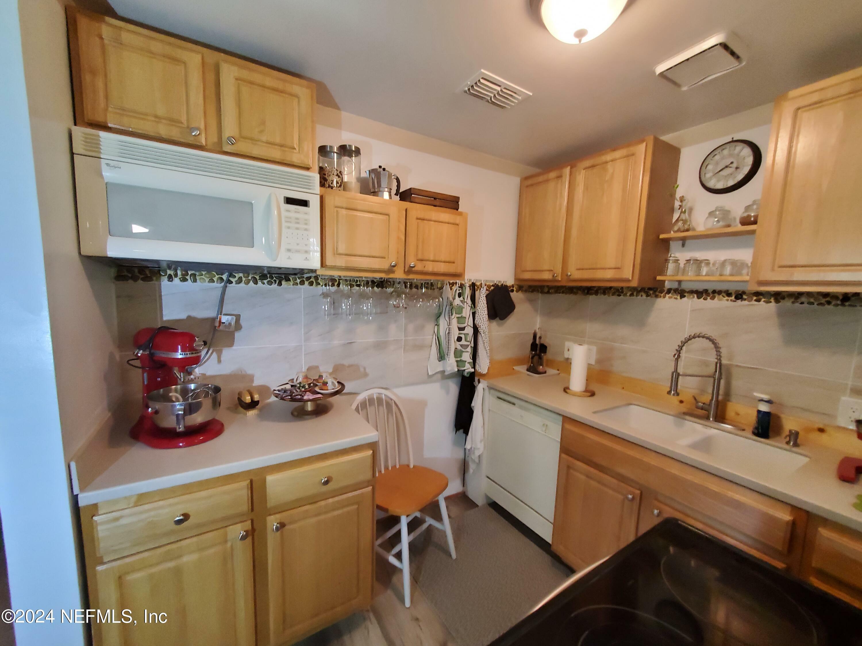 Property Photo:  4656 Colchester Road  FL 32208 