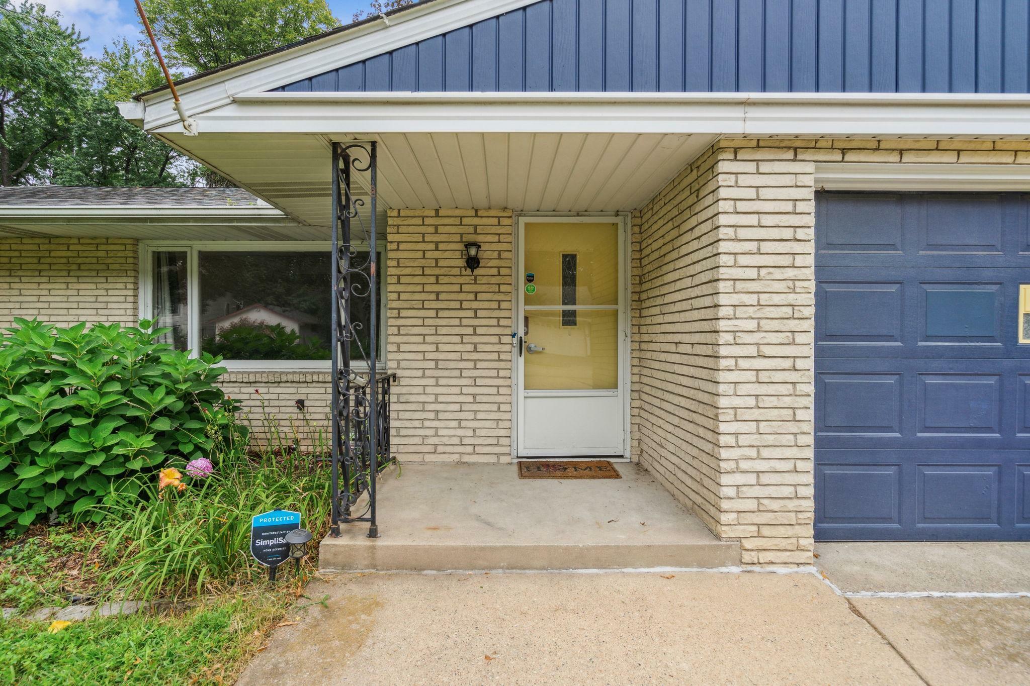 Property Photo:  1527 English Street  MN 55106 