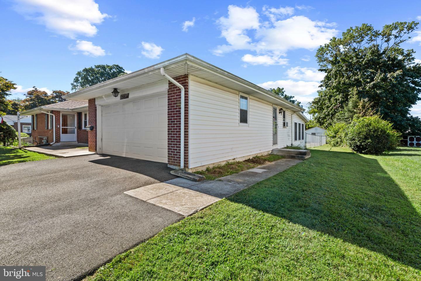 Property Photo:  204 Wooddale Avenue  DE 19720 