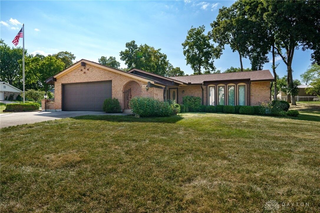 Property Photo: 1865 Southlawn Drive OH 45324