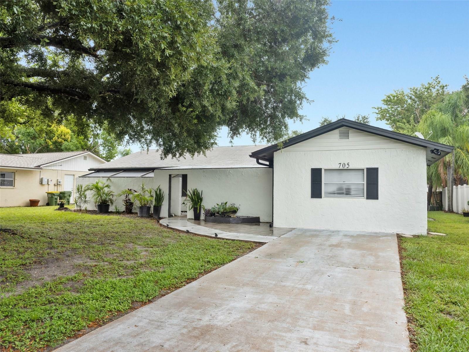 Property Photo:  705 S Lockwood Ridge Road  FL 34237 