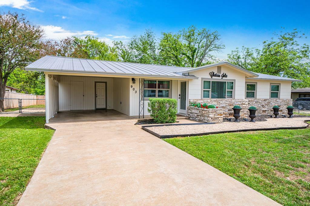 Property Photo:  903 Milam St  TX 78624 