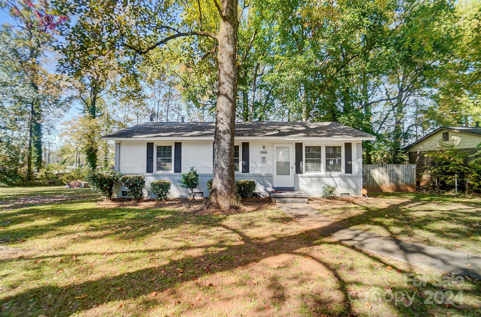 Property Photo:  2500 Danforth Lane  NC 28208 