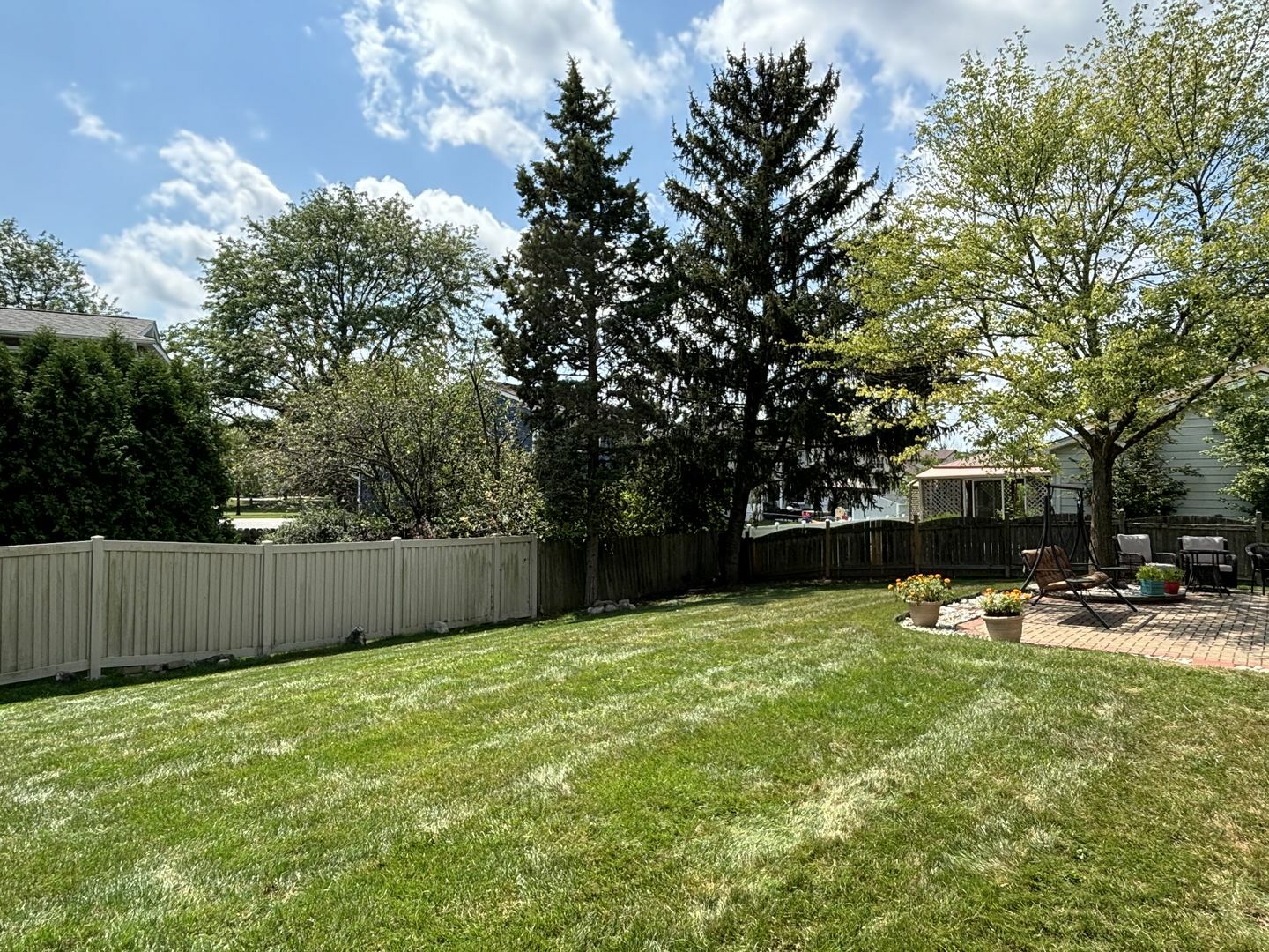 Property Photo:  1503 White Trail  IL 60007 