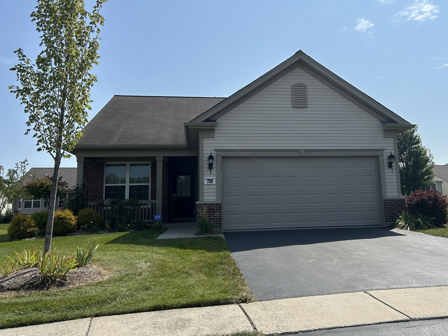 Property Photo:  750 Heron Way Court  IL 60124 