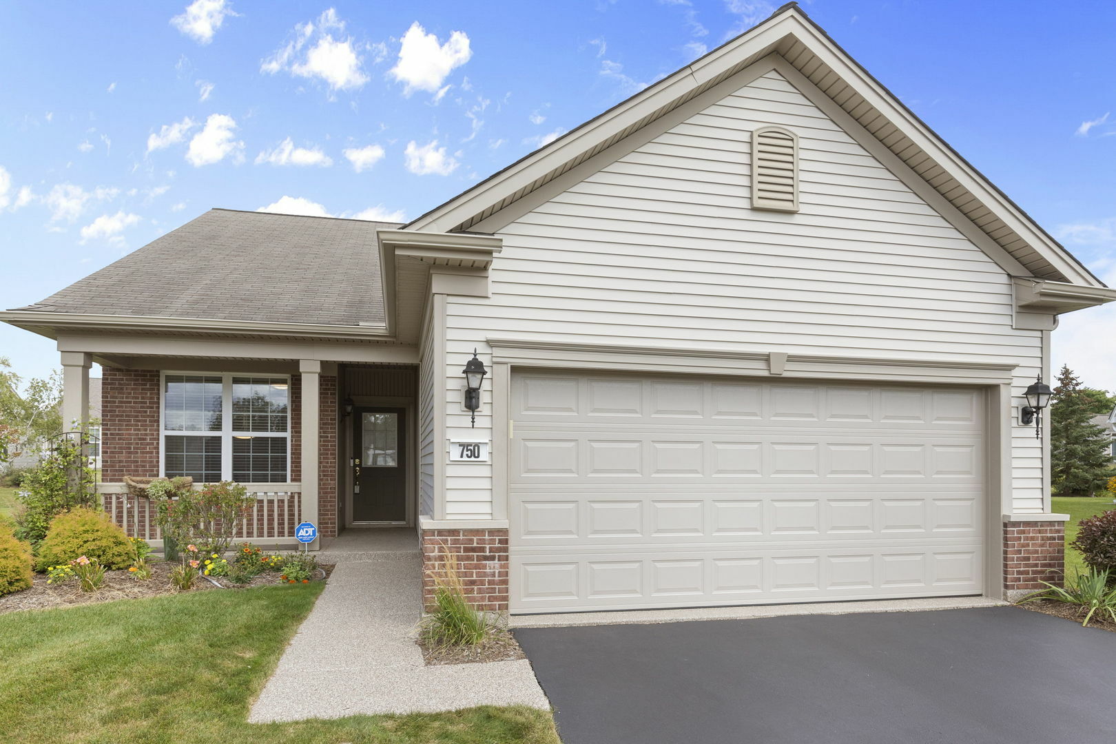 Property Photo:  750 Heron Way Court  IL 60124 