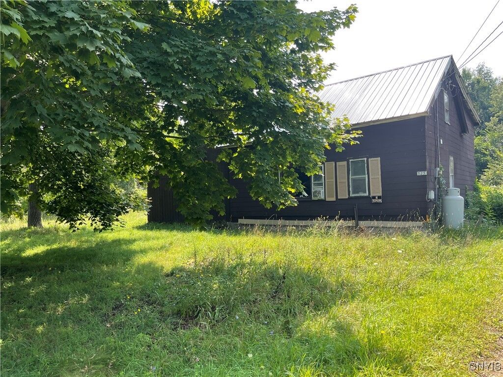 Property Photo:  823 Baldwin Road  NY 13069 