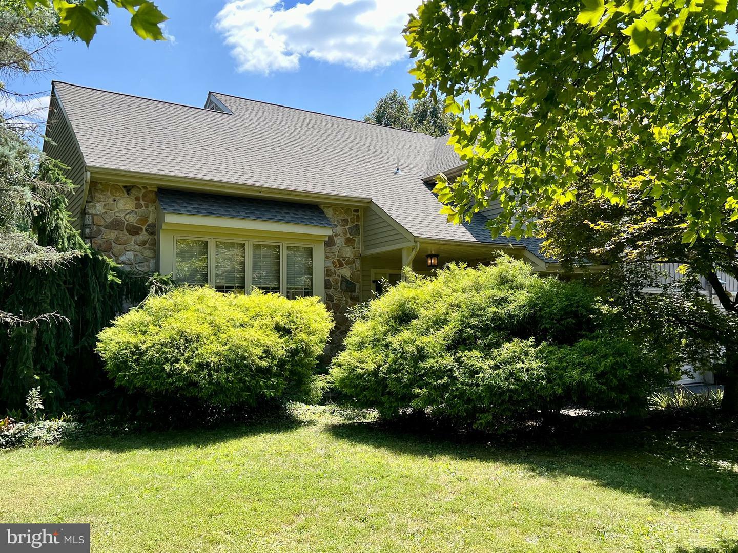 Property Photo:  12 Hillendale Road  PA 18944 