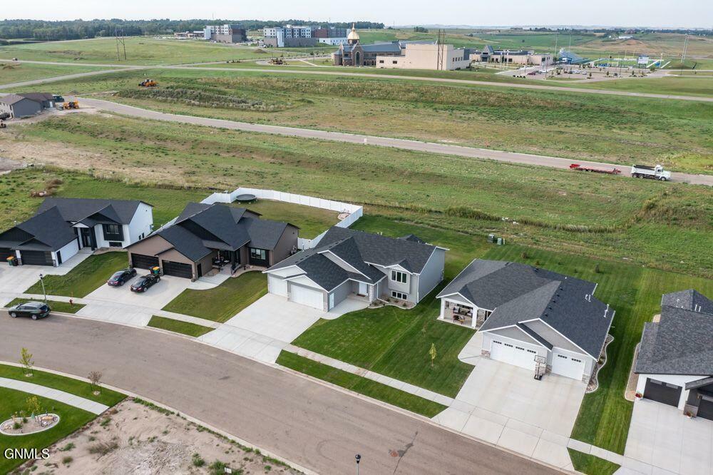 Property Photo:  516 Shale Drive  ND 58503 